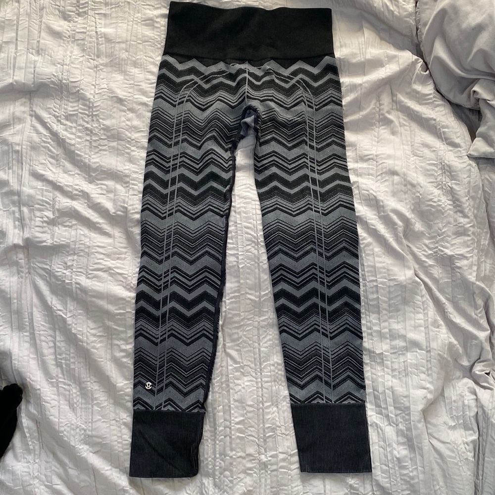 Lululemon tights / leggings black and gray with ribbed bottom
